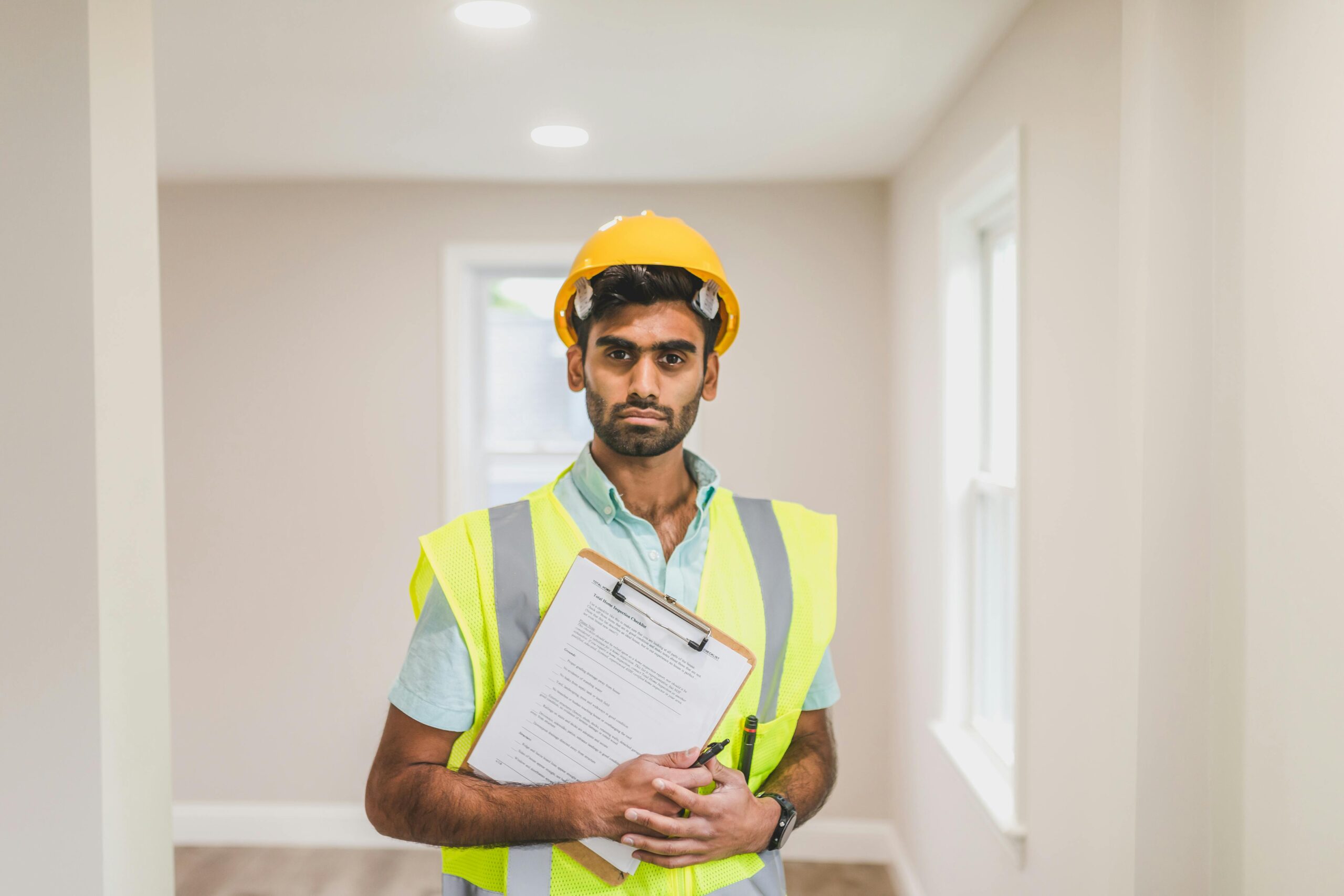 What are the aim and objectives of the SSSTS course